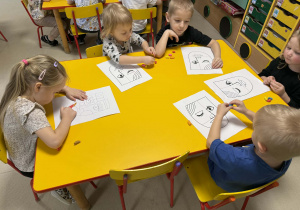 Dzieci tworzą swoje obrazy z użyciem plasteliny.