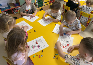 Dzieci tworzą swoje obrazy z użyciem plasteliny.