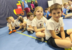 Dzieci w trakcie turnieju sportowego w SP4.