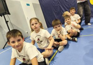 Dzieci w trakcie turnieju sportowego w SP4.