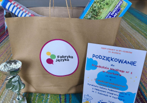 Pamiatkowy puchar, dyplom i upominki za udział w turnieju w SP4.