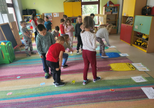 Dzieci umieszczają szablony odpadów przy właściwej planszy kosza.