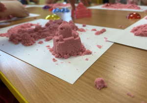 Rzeźby z różowego piasku kinetycznego.