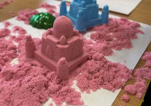 Rzeźby z różowego piasku kinetycznego.