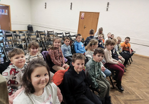 "Pszczółki" oczekują na przedstawienie w MOK-u w Ozorkowie.