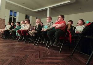 Dzieci z grupy IV oglądają przedstawienie "Tajemniczy Zamek".
