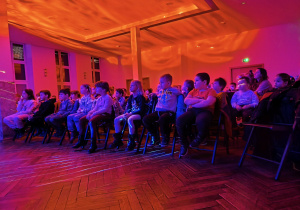 "Pszczółki" oglądają spektakl pt. "Tajmiczy Zamek" czyli "Pożegnanie Księżniczki" w MOK-u w Ozorkowie.