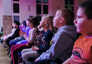 Dzieci z zapartym tchem oglądają musical w MOK-u.