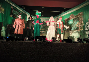 Zakończenie przedstawienia pt. "Tajemniczy Zamek" w MOK-u w Ozorkowie - wszyscy, przebrani aktorzy na scenie pełnej dekoracji.