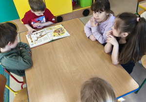 W zespołach oglądamy/czytamy książki o dinozaurach.