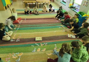 Zabawy matematyczne z użyciem wyciętych szablonów dinozaurów i ich jaj.