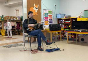 Prezentacja gry na mandolinie.