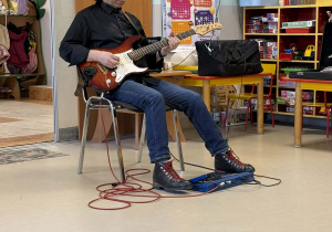 Prezentacja gry na gitarze elektrycznej.