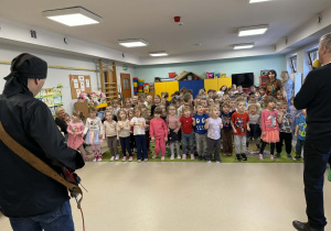 Wspólna zabawa do utworu granego na gitarze elektrycznej.