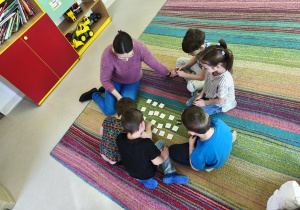 Zespół wraz z mamą Karoliny gra w memory. Na kartach przedstawione są obrazy znanych malarzy polskich i zagranicznych.