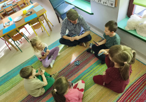 Zespół wraz z tatą Karoliny gra w "Piotrusia". Na kartach przedstawione są obrazy znanych malarzy polskich i zagranicznych.