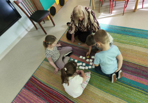 Zespół wraz z p. Dyrektor gra w memory. Na kartach przedstawione są obrazy znanych malarzy polskich i zagranicznych.