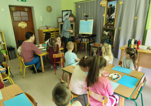 Pan Paweł Jaszczak przekazuje uczestnikom cenne wskazówki do pracy twórczej pt. "Las zimą".