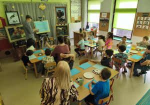 Pan Paweł Jaszczak przekazuje uczestnikom cenne wskazówki do pracy twórczej pt. "Las zimą".