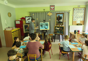 Pan Paweł Jaszczak przekazuje uczestnikom cenne wskazówki do pracy twórczej pt. "Las zimą".