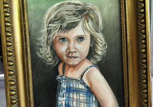 Obraz przedstawiający Karolinkę w wieku 3 lat, namalowany przez p. Pawła.