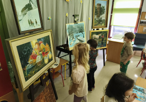 "Pszczółki" podziwiają obrazy p. Pawła Jaszczaka.