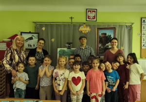 Wspólne, pamiątkowe zdjęcie "Pszczółek" wraz z Gośćmi, p. Dyrektor i nauczycielką.