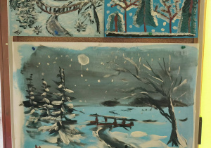 Wystawa pt. "Las zimą" na tablicy w sali.