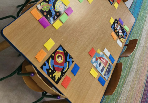 Przygotowane zabawy stolikowe w sali "Pszczółek".