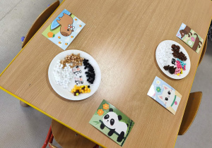 Przygotowane zabawy stolikowe w sali "Pszczółek".