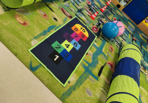 Przygotowane pomoce do zabaw ruchowych w sali "Motylków".