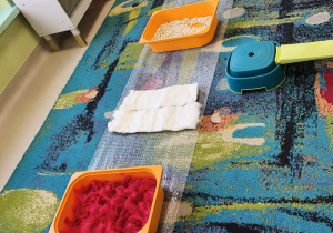 Ścieżka sensoryczna w sali "Jeżyków" przygotowana dla uczestników Dni Otwartych.