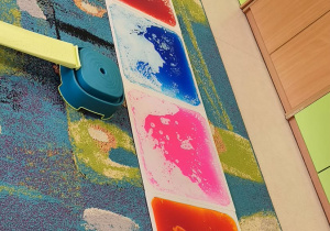 Ścieżka sensoryczna w sali "Jeżyków" przygotowana dla uczestników Dni Otwartych.