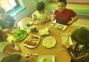 Przygotowujemy zdrowe, kolorowe kanapki.