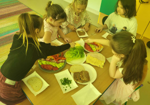 Przygotowujemy zdrowe, kolorowe kanapki.