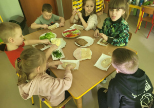 Przygotowujemy zdrowe, kolorowe kanapki.