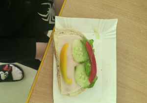 Zdrowa, kolorowa kanapeczka w wykonaniu dziecka z grupy.