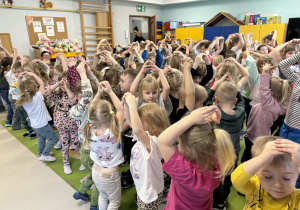 Dzieci prezentują rycerski ukłon.