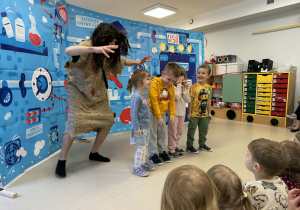 Aktor nadaje dzieciom imiona z epoki kamienia łupanego.