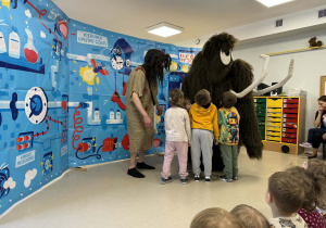 Dzieci witają mamuta na scenie.