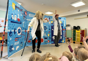 Zakończenie przedstawienia, pożegnanie z aktorami.