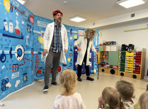 Spektakl teatralny „Profesorek Wodorek i Wehikuł Czasu”.