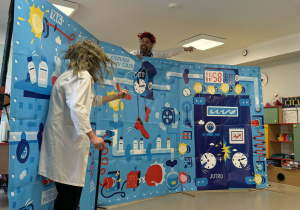 Profesorek Wodorek wyrusza w podróż w czasie.