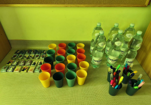 Przybory czekające na dzieci tego dnia po obiadku.