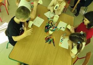 Chętne dzieci podczas zabawy swobodnej, korzystając z różnorodnych mazaków ozdabiały kolejne, tym razem papierowe kubeczki.