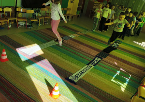 Zawodnicy startują w konkurencji sportowej "Szalikowe skoki".