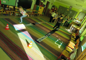 Zawodnicy startują w konkurencji sportowej "Szalikowe skoki".