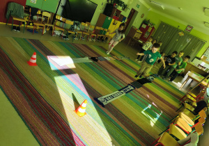 Zawodnicy startują w konkurencji sportowej "Szalikowe skoki".