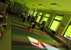 Uczestnicy biorą udział w konkurencji sportowej "Toczy się śnieżna kula".