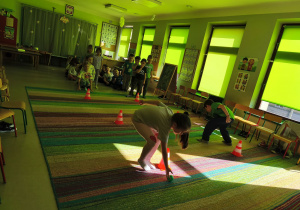 Uczestnicy biorą udział w konkurencji sportowej "Toczy się śnieżna kula".